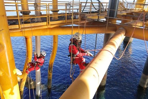 Giá xăng dầu hôm nay 6/10 tăng mạnh, dầu Brent vượt ngưỡng 41 USD