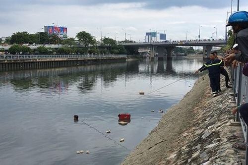 Tìm thấy thi thể người đàn ông nhảy cầu xuống kênh Tàu Hủ