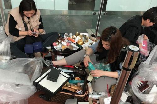 Bán thỏi son xách tay: Chị em bất ngờ phạm luật, bị phạt nặng
