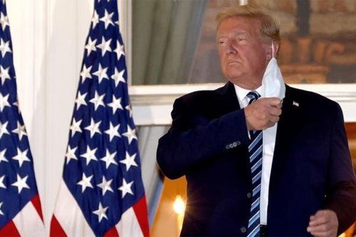 Hành động gây tranh cãi của ông Trump khi rời viện về Nhà Trắng
