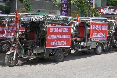 Băng rôn đỏ trụ sở CenLand-CRE đòi tiền huy động trái phép ở dự án Vườn Sen