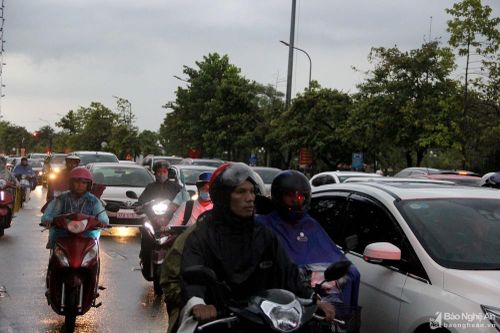 Đường phố thành Vinh ùn tắc nghiêm trọng vào cuối ngày