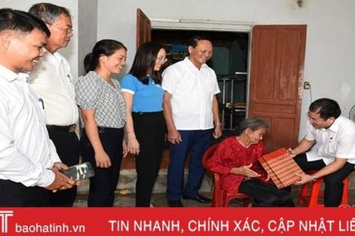 Tặng quà cho phụ nữ có hoàn cảnh khó khăn ở huyện Lộc Hà