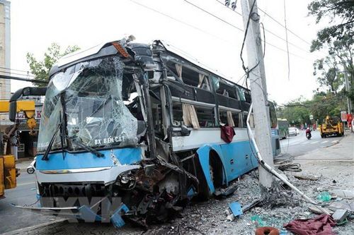 Lâm Đồng: Xe khách giường nằm đâm gãy cột điện, tài xế bị thương