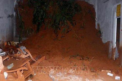 Mưa lớn gây nhiều thiệt hại, một cháu bé tử vong do lũ cuốn