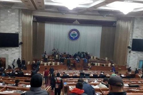 Nhóm đối lập tự nhận nắm quyền lực tại Kyrgyzstan