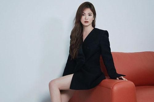 Song Hye Kyo gợi cảm bất ngờ với style tóc nâu môi trầm
