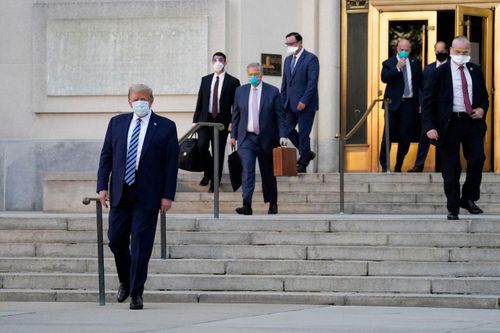 Tổng thống Trump xuất viện, trở lại Nhà Trắng làm việc!