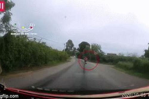 Clip: Tạt đầu xe để qua đường bất ngờ mà không xi nhan, 'nữ ninja' bị ô tô húc văng