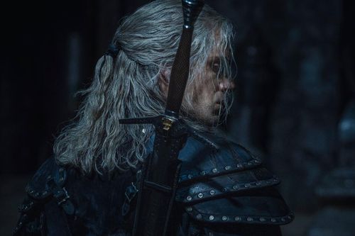 The Witcher mùa 2: Lộ diện loạt hình ảnh Henry Cavill cực điển trai trong trang phục mới
