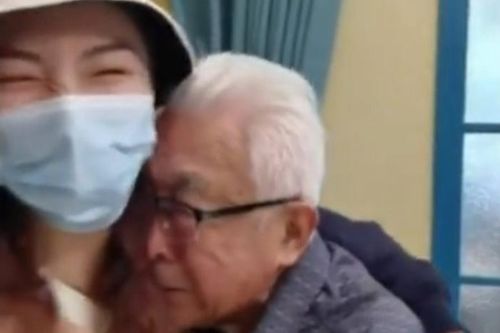 Thấy cháu gái bất ngờ về quê không báo trước, ông nội xúc động tới nỗi òa khóc nức nở
