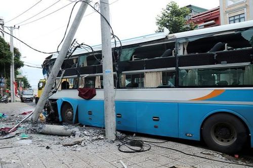 Xe khách giường nằm đâm gãy cột điện trên quốc lộ, 20 hành khách may mắn thoát nạn
