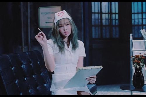 Trang phục y tá đầy gợi cảm Jennie Black Pink mặc trong MV Lovesick Girls bị Liên minh Y Tế Hàn Quốc 'sờ gáy'