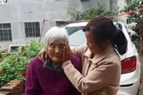 Lời nói dối ấm áp: Con gái giả vờ nói đưa mẹ đi khám bệnh nhưng thực chất là đưa mẹ về quê thăm bà