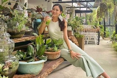 Crop top đổ bộ street style, giúp sao Việt khoe eo thon dáng gọn