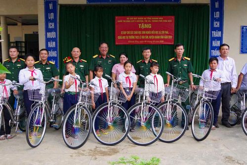 Tặng 20 xe đạp cho học sinh nghèo huyện Khánh Vĩnh