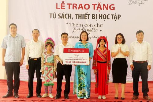 Agribank Tuyên Quang tặng tủ sách, thiết bị học tập cho Trường THCS Lăng Can