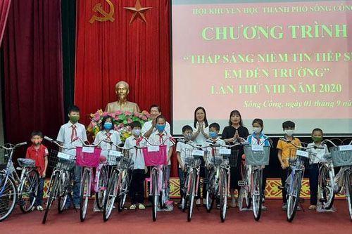 Tiếp sức học sinh tới trường