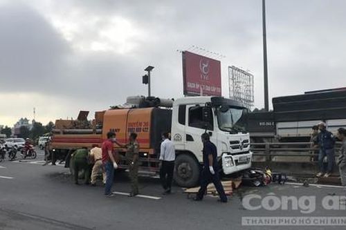 Mẹ chở con đi khám bệnh, bị xe tải cuốn vào gầm, mẹ tử nạn thương tâm