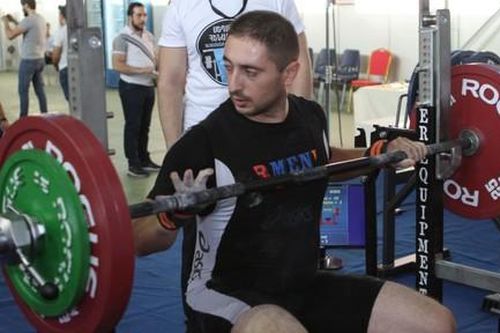 Nhà vô địch cử tạ Armenian tử vong vì chiến sự