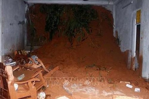 Mưa lớn, một cháu bé bị lũ cuốn tử vong