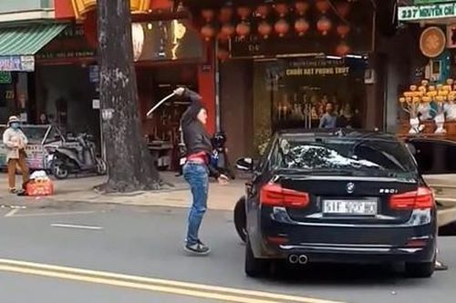 Bị thanh niên đập ôtô BMW, nữ tài xế tông xe 'trả thù' gây náo loạn ở Sài Gòn