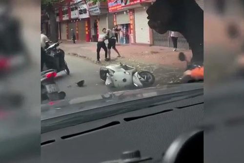 Hai thanh niên lao vào đánh nhau sau va chạm giữa phố Hà Nội