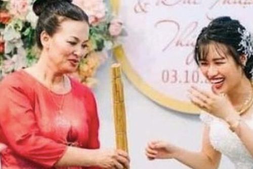 Mẹ chồng trao cho con gái cây chổi ngay trên sân khấu hôn lễ, tiết lộ của chú rể khiến ai cũng bật cười
