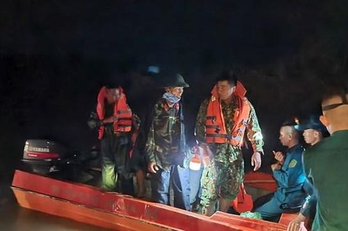 Mưa lớn khiến 3 người bị nước lũ cuốn trôi mất tích