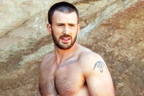 Chris Evans nhào lộn ở bể bơi