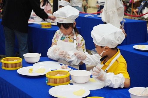 Trải nghiệm làm sushi, dimsum, pizza cho bé