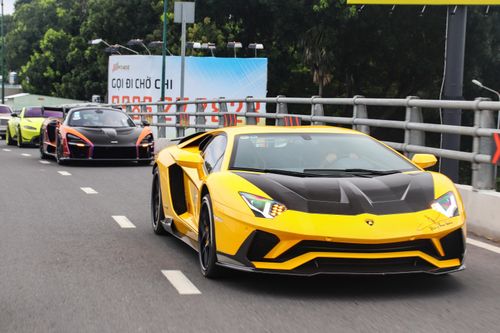 McLaren Senna và dàn xe hàng hiếm dạo phố tại TP.HCM