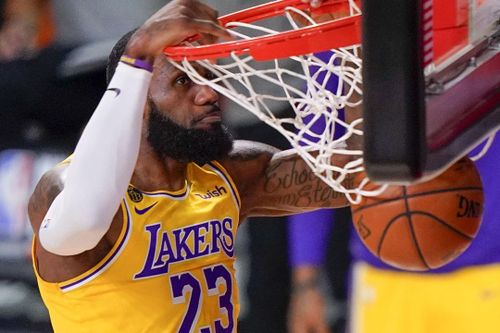 LeBron James húc ngã sao trẻ Tyler Herro để úp rổ