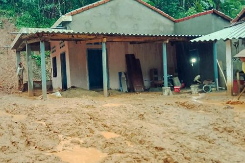 Quảng Ngãi sơ tán khẩn cấp 100 người dân vì núi lở