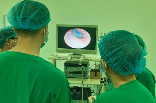 Bé trai 6 tuổi bị nhét đất sét trong tai