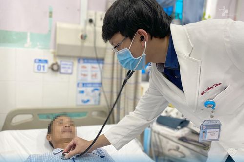 Người đàn ông bị ngưng tim trước cổng bệnh viện