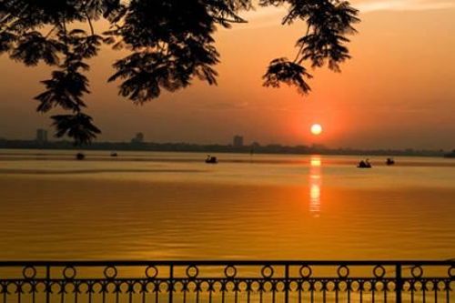 Hồ Tây anh sóng nổi