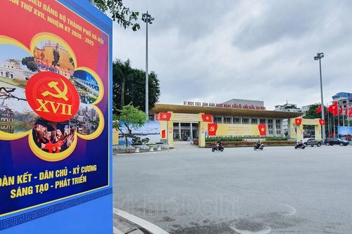 Hà Nội rực rỡ cờ đỏ, pano chào mừng Đại hội đại biểu lần thứ XVII Đảng bộ thành phố