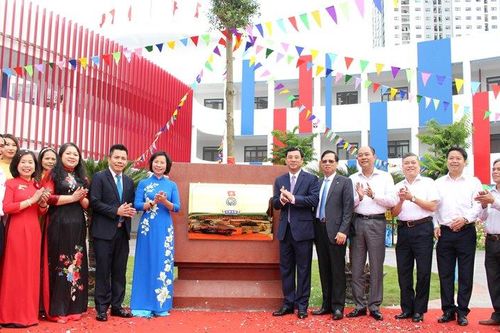 Quận Hoàng Mai: Gắn biển công trình trường mầm non Yên Sở chào mừng Đại hội Đảng bộ TP Hà Nội