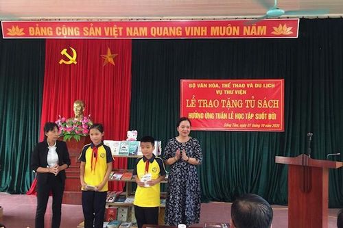 Hơn 1.000 cuốn sách trao tặng nhân dân xã Đồng Tâm