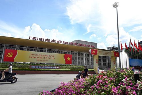 Đường phố Hà Nội rực rỡ cờ hoa chào mừng các sự kiện lớn