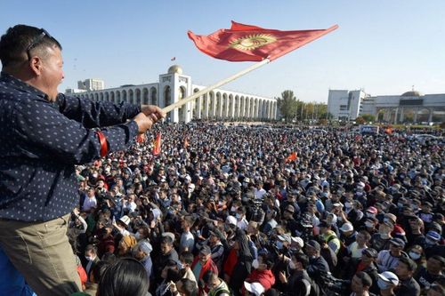 Kyrgyzstan: Biểu tình biến thành bạo loạn