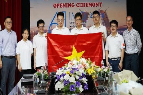 Không xài điện thoại, cậu bé lớp 10 đoạt huy chương vàng IMO