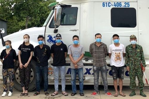 Tây Ninh: Bắt 6 người trốn trên xe tải để xuất cảnh trái phép sang Campuchia