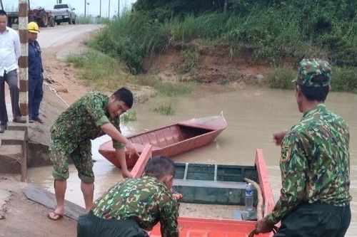 Đồn Biên phòng Ea H'leo nỗ lực phối hợp tìm kiếm người dân bị nước lũ cuốn mất tích