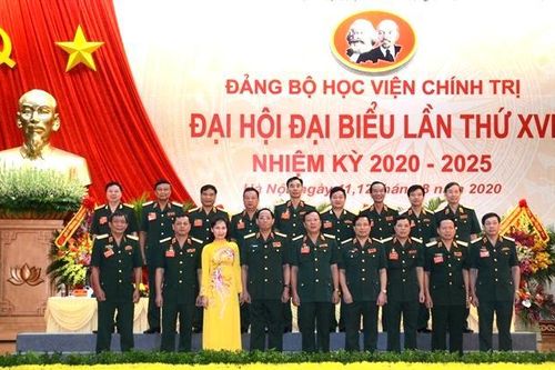 Hoàn thành đặc biệt xuất sắc nhiệm vụ giáo dục, đào tạo, xứng đáng là đơn vị anh hùng lực lượng vũ trang nhân dân
