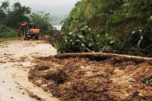 Đi cho lợn ăn, người đàn ông bị lũ cuốn tử vong