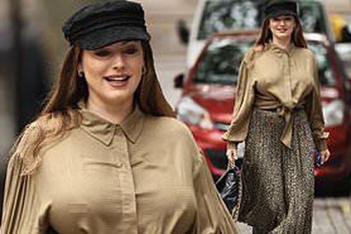 Mỹ nhân có thể hình 'kỳ quan thứ 8' Kelly Brook táo bạo không nội y ra phố