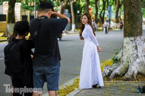 Nhan sắc thiếu nữ trong trẻo dưới nắng vàng mùa thu Hà Nội