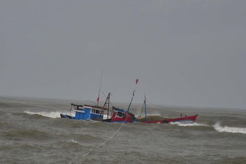 Đưa 13 ngư dân gặp nạn trên biển vào bờ an toàn